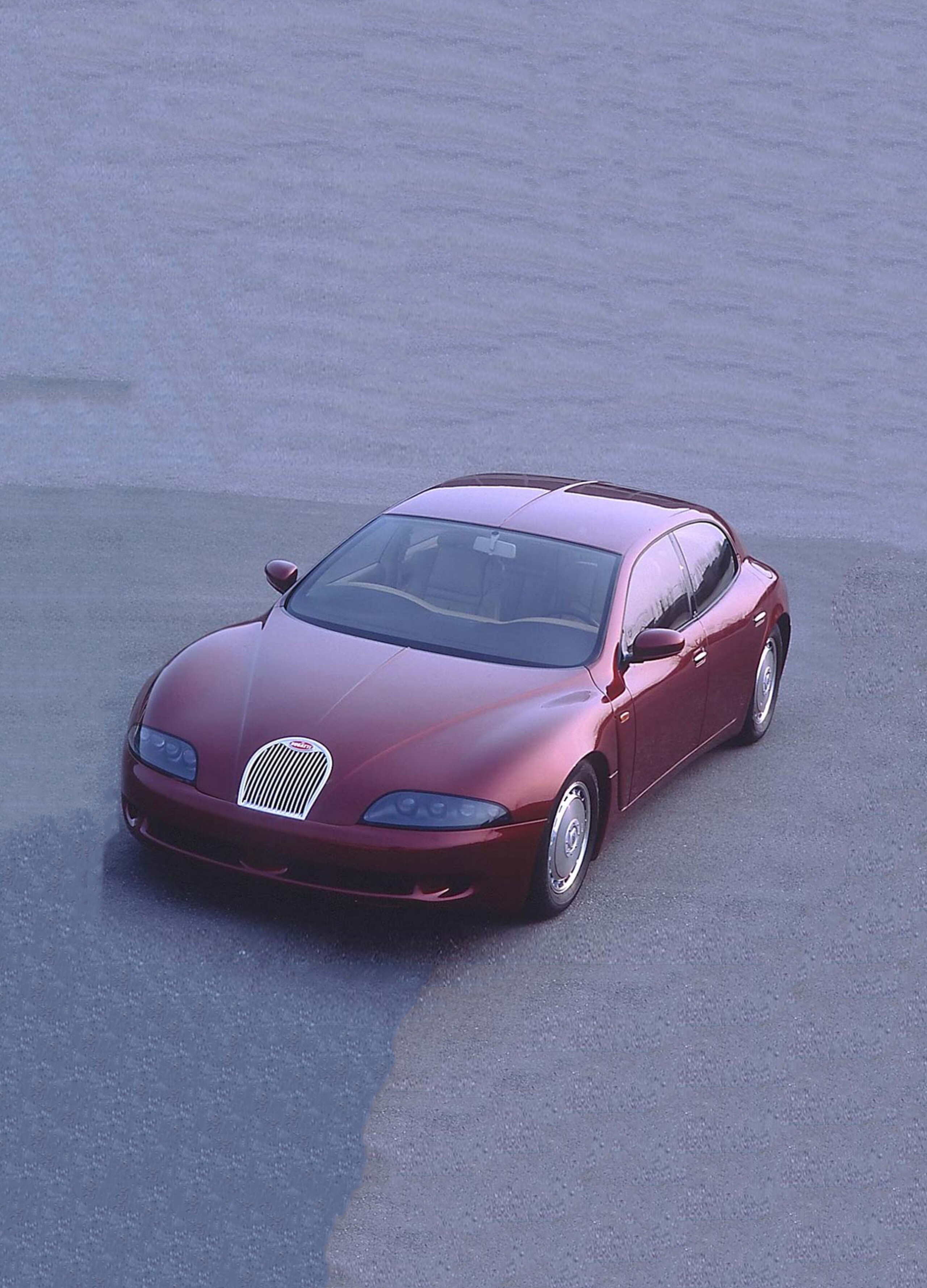 ブガッティ幻の4ドアセダン「EB112」、その数奇な運命とは？（GQ