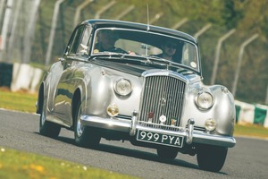 不気味なほど外界から隔離　デイムラー・マジェスティック ＆ ベントレーS2（2）　英国製V8の世界