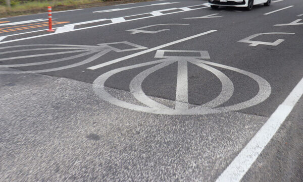 謎の気球と「ウインカー出せ」の標示なぜ!? 背景には佐賀県特有の“暗黙の交通ルール”が関係