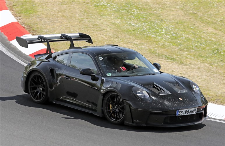 【初撮影】新型「911GT2 RS」はオバフェンが超ド迫力。ハイブリッド化で710PS、価格は7200万円に到達か