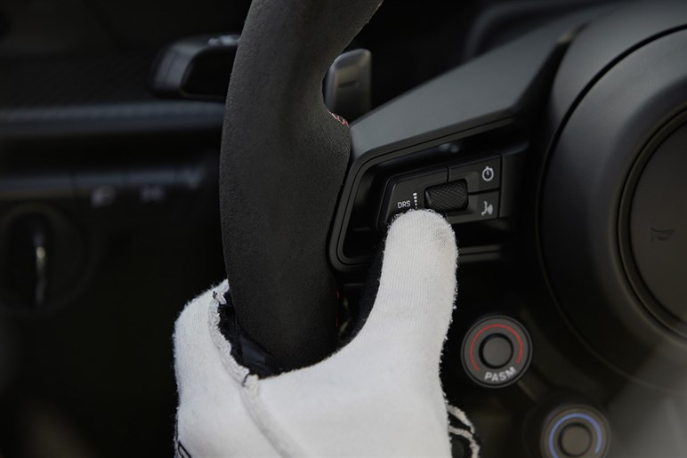 【初撮影】新型「911GT2 RS」はオバフェンが超ド迫力。ハイブリッド化で710PS、価格は7200万円に到達か