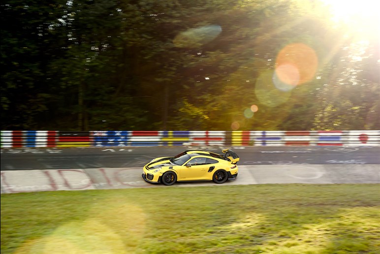 【初撮影】新型「911GT2 RS」はオバフェンが超ド迫力。ハイブリッド化で710PS、価格は7200万円に到達か