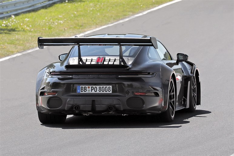 【初撮影】新型「911GT2 RS」はオバフェンが超ド迫力。ハイブリッド化で710PS、価格は7200万円に到達か