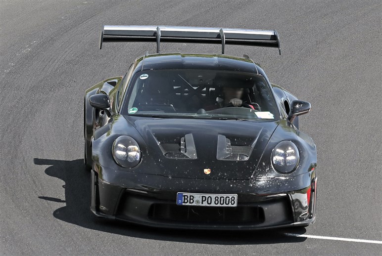 【初撮影】新型「911GT2 RS」はオバフェンが超ド迫力。ハイブリッド化で710PS、価格は7200万円に到達か