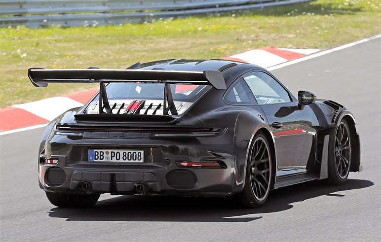 【初撮影】新型「911GT2 RS」はオバフェンが超ド迫力。ハイブリッド化で710PS、価格は7200万円に到達か
