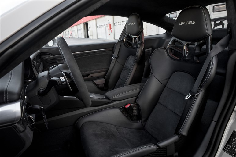 【初撮影】新型「911GT2 RS」はオバフェンが超ド迫力。ハイブリッド化で710PS、価格は7200万円に到達か