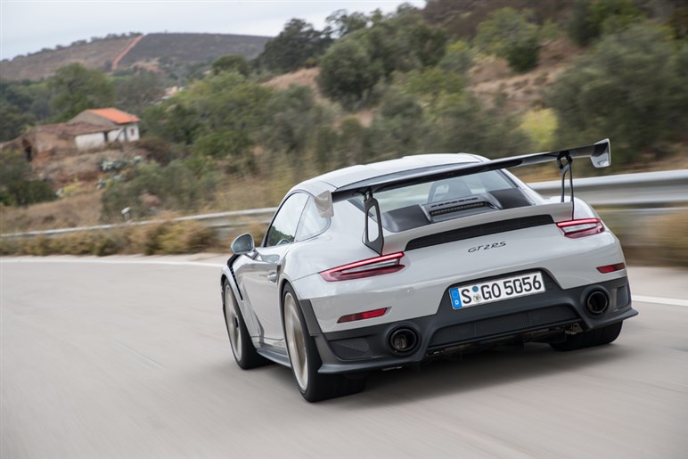 【初撮影】新型「911GT2 RS」はオバフェンが超ド迫力。ハイブリッド化で710PS、価格は7200万円に到達か