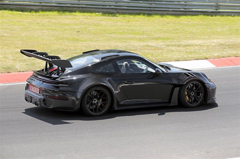 【初撮影】新型「911GT2 RS」はオバフェンが超ド迫力。ハイブリッド化で710PS、価格は7200万円に到達か