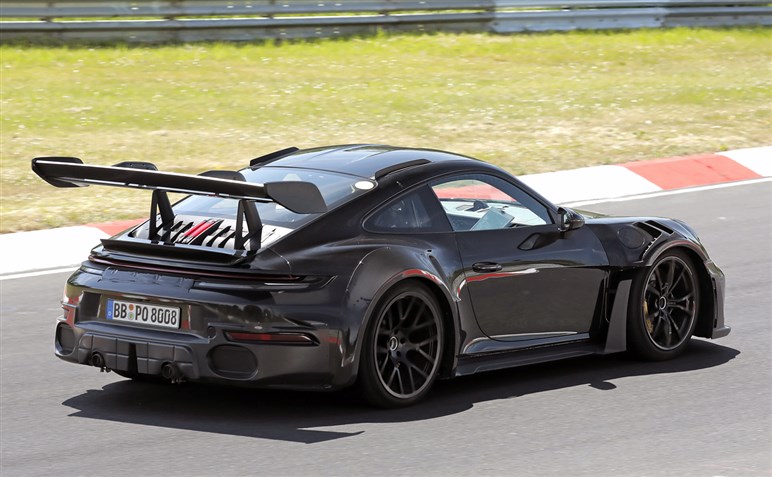 【初撮影】新型「911GT2 RS」はオバフェンが超ド迫力。ハイブリッド化で710PS、価格は7200万円に到達か