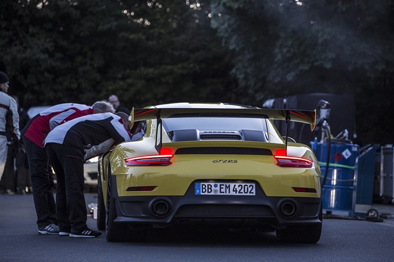 【初撮影】新型「911GT2 RS」はオバフェンが超ド迫力。ハイブリッド化で710PS、価格は7200万円に到達か