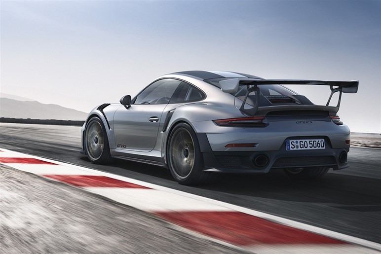 【初撮影】新型「911GT2 RS」はオバフェンが超ド迫力。ハイブリッド化で710PS、価格は7200万円に到達か
