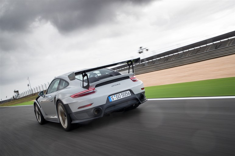 【初撮影】新型「911GT2 RS」はオバフェンが超ド迫力。ハイブリッド化で710PS、価格は7200万円に到達か