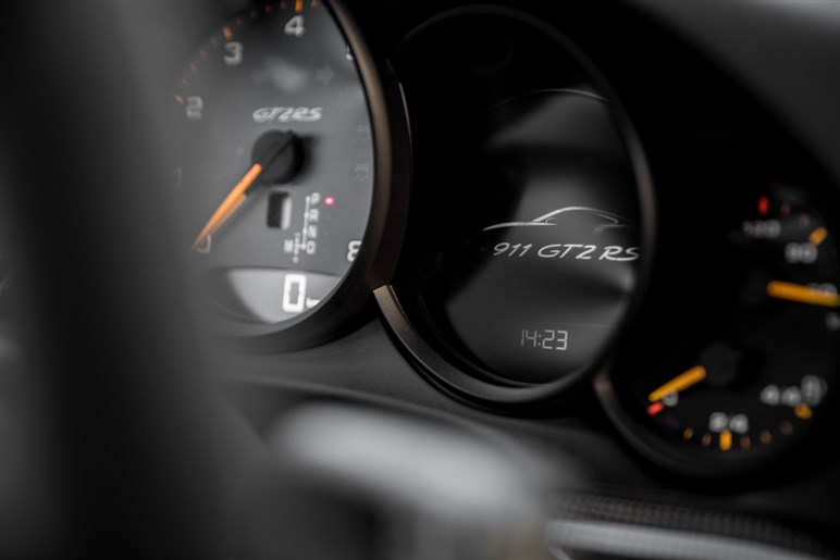 【初撮影】新型「911GT2 RS」はオバフェンが超ド迫力。ハイブリッド化で710PS、価格は7200万円に到達か
