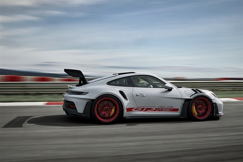 【初撮影】新型「911GT2 RS」はオバフェンが超ド迫力。ハイブリッド化で710PS、価格は7200万円に到達か