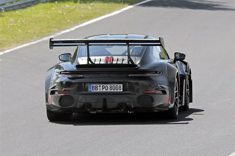 【初撮影】新型「911GT2 RS」はオバフェンが超ド迫力。ハイブリッド化で710PS、価格は7200万円に到達か