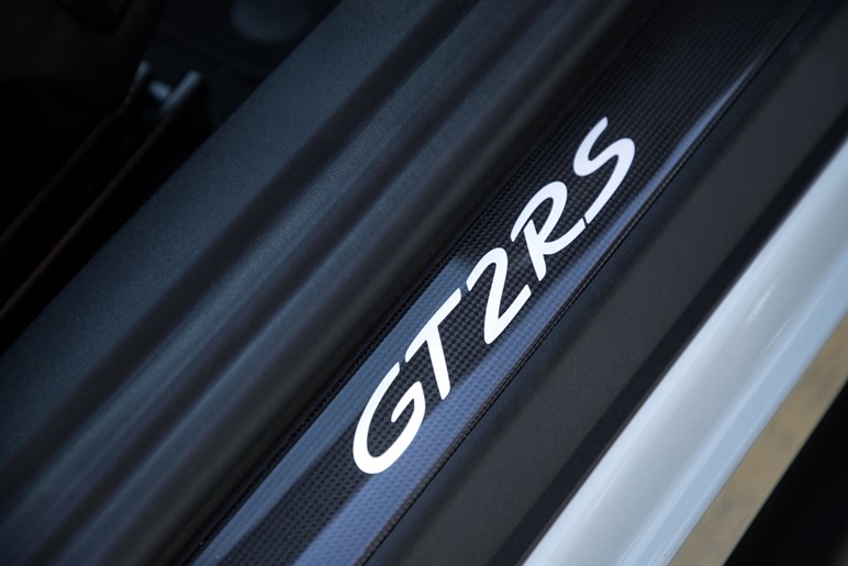 【初撮影】新型「911GT2 RS」はオバフェンが超ド迫力。ハイブリッド化で710PS、価格は7200万円に到達か