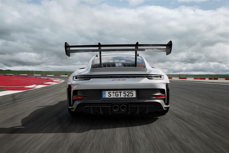【初撮影】新型「911GT2 RS」はオバフェンが超ド迫力。ハイブリッド化で710PS、価格は7200万円に到達か