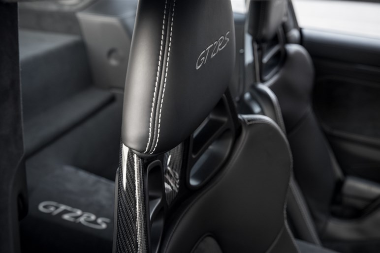 【初撮影】新型「911GT2 RS」はオバフェンが超ド迫力。ハイブリッド化で710PS、価格は7200万円に到達か