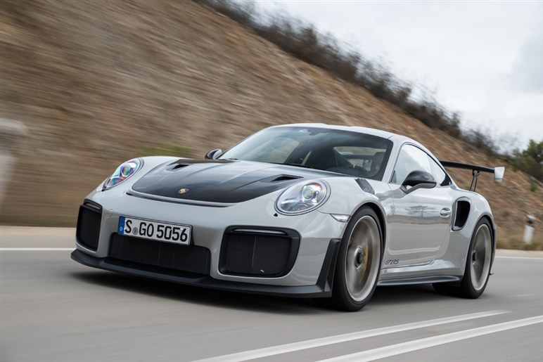 【初撮影】新型「911GT2 RS」はオバフェンが超ド迫力。ハイブリッド化で710PS、価格は7200万円に到達か