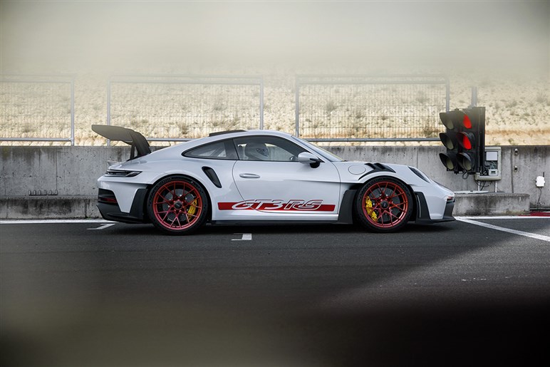 【初撮影】新型「911GT2 RS」はオバフェンが超ド迫力。ハイブリッド化で710PS、価格は7200万円に到達か
