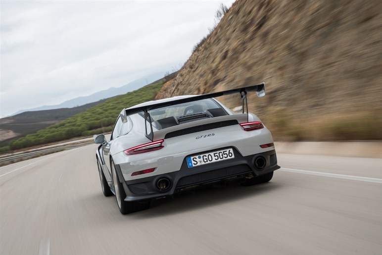 【初撮影】新型「911GT2 RS」はオバフェンが超ド迫力。ハイブリッド化で710PS、価格は7200万円に到達か