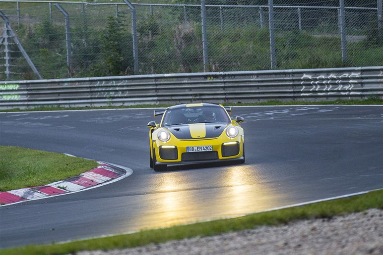 【初撮影】新型「911GT2 RS」はオバフェンが超ド迫力。ハイブリッド化で710PS、価格は7200万円に到達か
