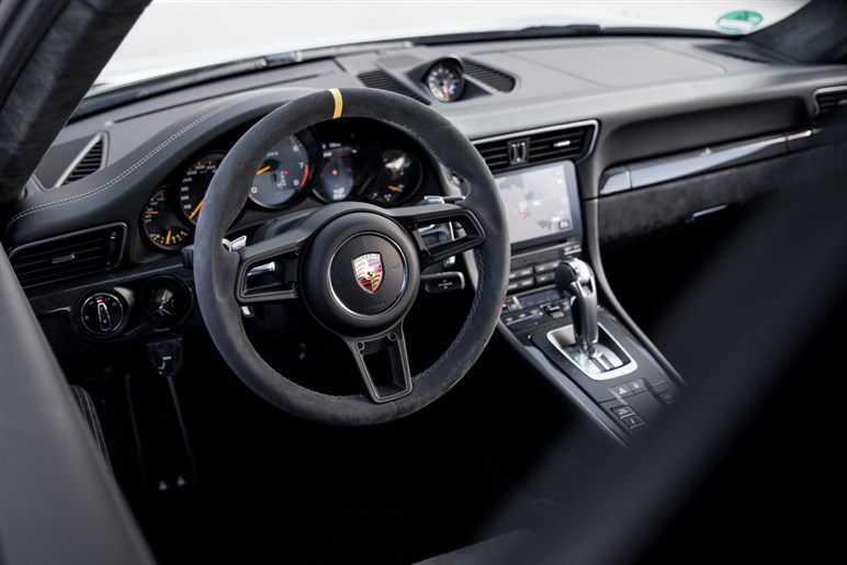 【初撮影】新型「911GT2 RS」はオバフェンが超ド迫力。ハイブリッド化で710PS、価格は7200万円に到達か