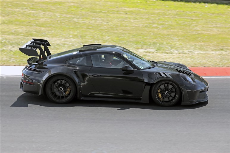【初撮影】新型「911GT2 RS」はオバフェンが超ド迫力。ハイブリッド化で710PS、価格は7200万円に到達か