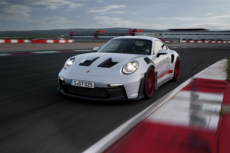 【初撮影】新型「911GT2 RS」はオバフェンが超ド迫力。ハイブリッド化で710PS、価格は7200万円に到達か