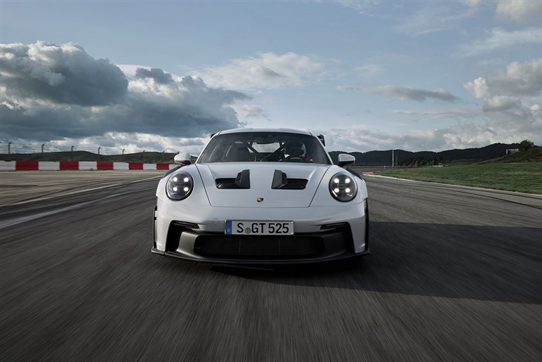 【初撮影】新型「911GT2 RS」はオバフェンが超ド迫力。ハイブリッド化で710PS、価格は7200万円に到達か