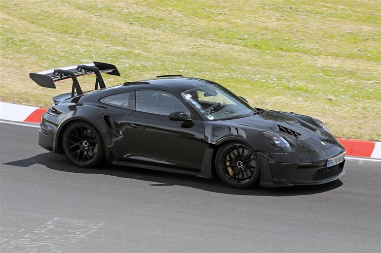 【初撮影】新型「911GT2 RS」はオバフェンが超ド迫力。ハイブリッド化で710PS、価格は7200万円に到達か