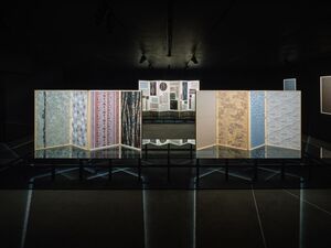 西陣織のHOSOOがDIMORESTUDIOと協働し、伝統的な和柄を再構築：「The Hemispheres」展──GQアート展レビュー