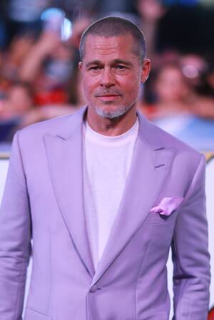 ブラッド・ピットが最高にクールなバズカットを披露！