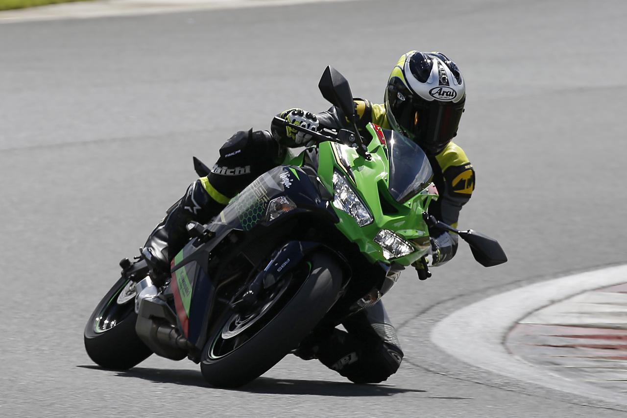 Cbr250rr と Ninja Zx 25r はどっちが速い 最高速と峠での乗りやすさを比較 2気筒 Vs 4気筒 250ccスーパースポーツ対決 Webオートバイ 自動車情報サイト 新車 中古車 Carview
