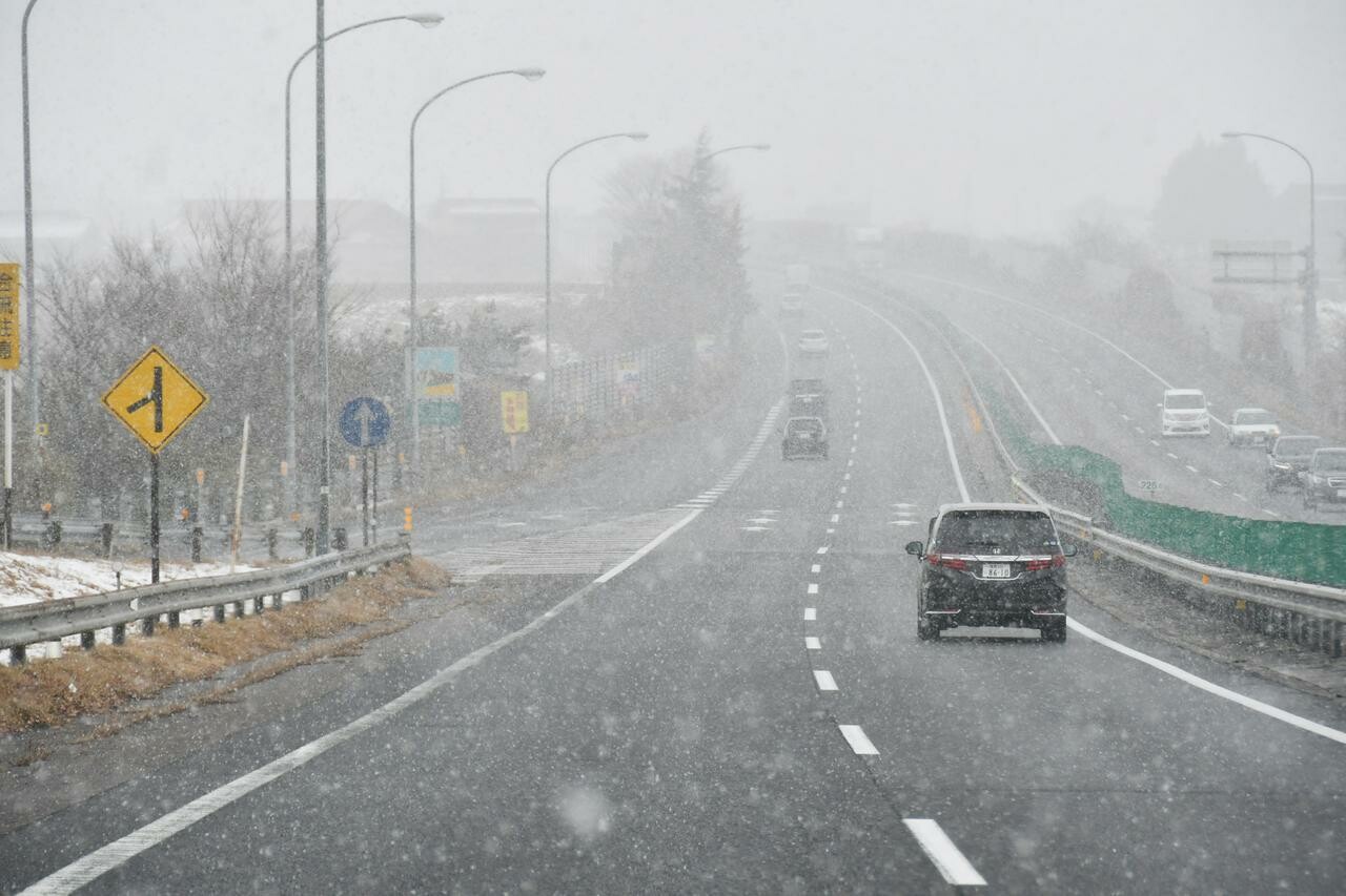 【寒波到来】雪の日の運転は慎重に！ ところで「オールシーズンタイヤ」って万能？ 冬用テストコースで試した