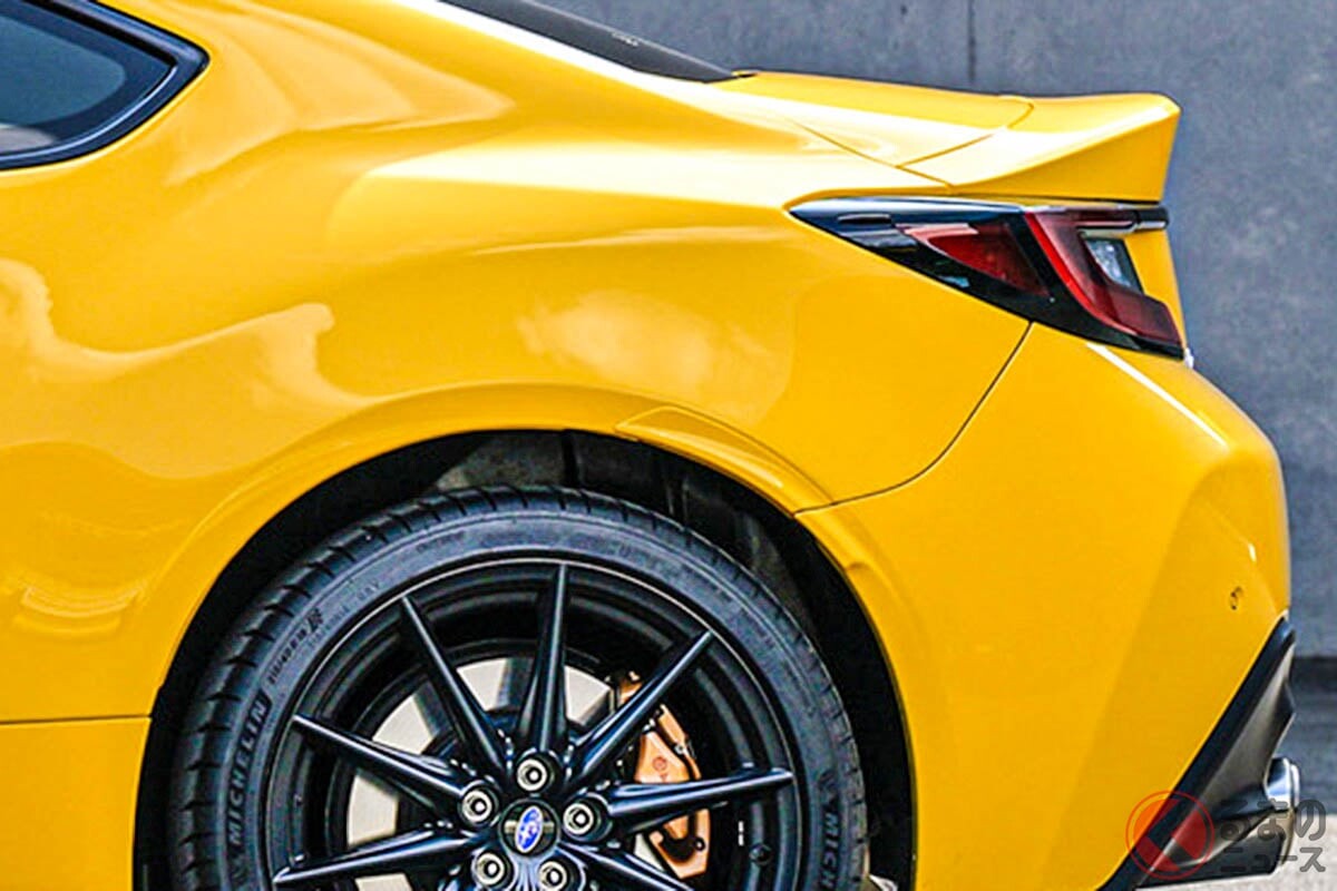 スバル新「“FR”スポーツカー」登場！ 200馬力超え「2.4リッター水平対向エンジン」採用！ 約420万円の「BRZ STI Sport YELLOW EDITION」何が違う？