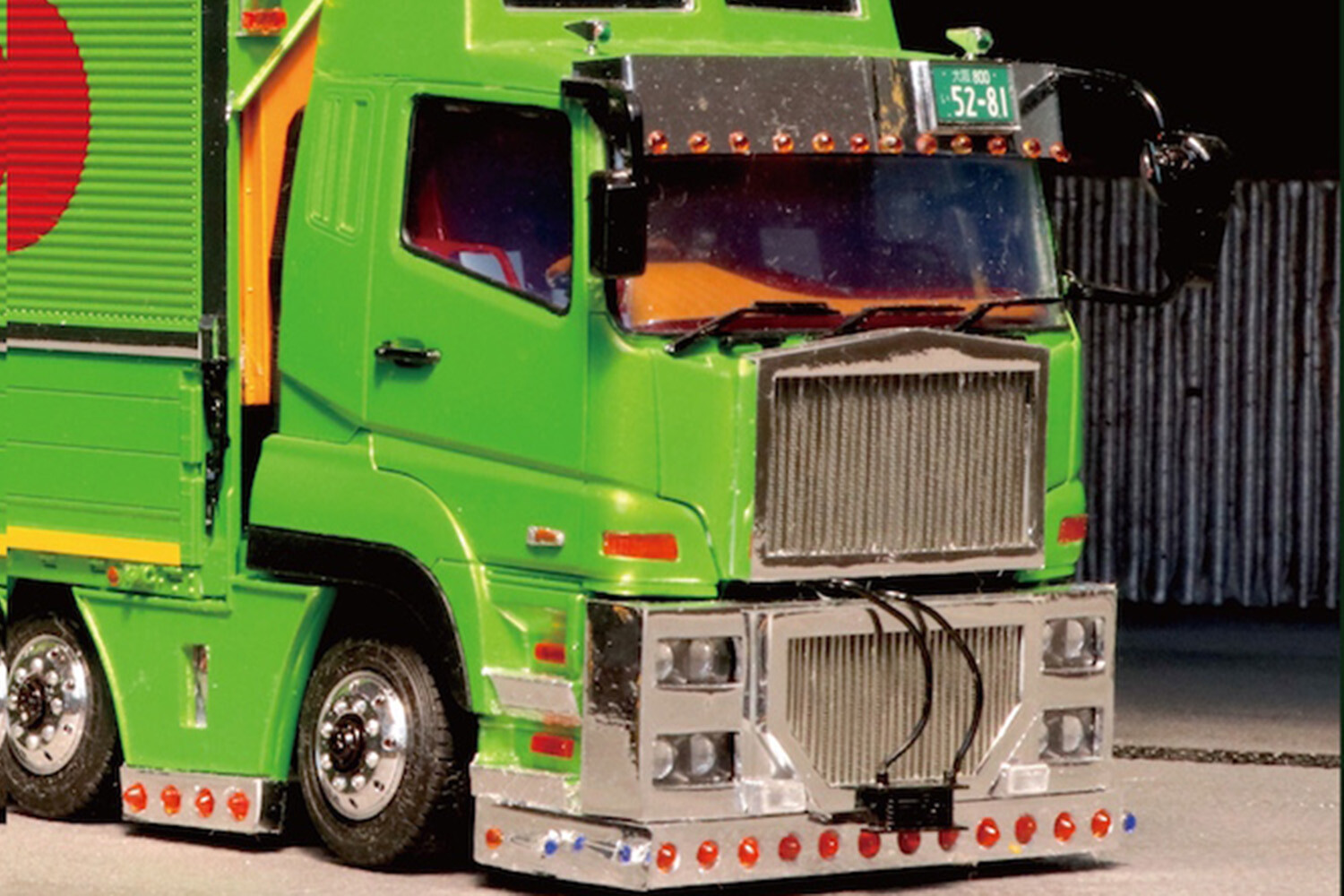 実車のデコトラよりディープな世界ってマジか！　デコトラのプラモデル「デコプラ」がマニアを捕らえて離さないワケ