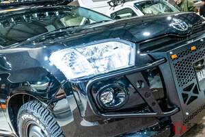 タフ顔の「プロボックス“SUV”」公開！ 全長4.2m級のトヨタ「商用車」にコ?ツい「バンパーガード」装備！ 漆黒ボディがイイ「ハードカーゴ仕様」登場