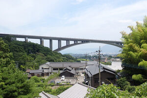 「温泉に耐えてます」開通当時は“東洋一のアーチ橋”、その下は“地獄!?” 高速道路からは気づかないスゴい橋とは