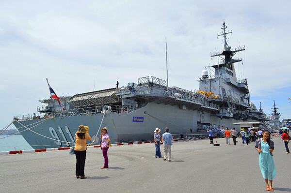 SNS映え観光地と化した「現役空母」がまさかの復活へ!? 近代化改修で驚くべき姿に！ タイの「チャクリ・ナルエベト」