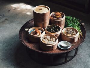 「可視化飯店」が日本橋・兜町にオープン──中華圏の蒸し料理と点心が味わえる新スポット