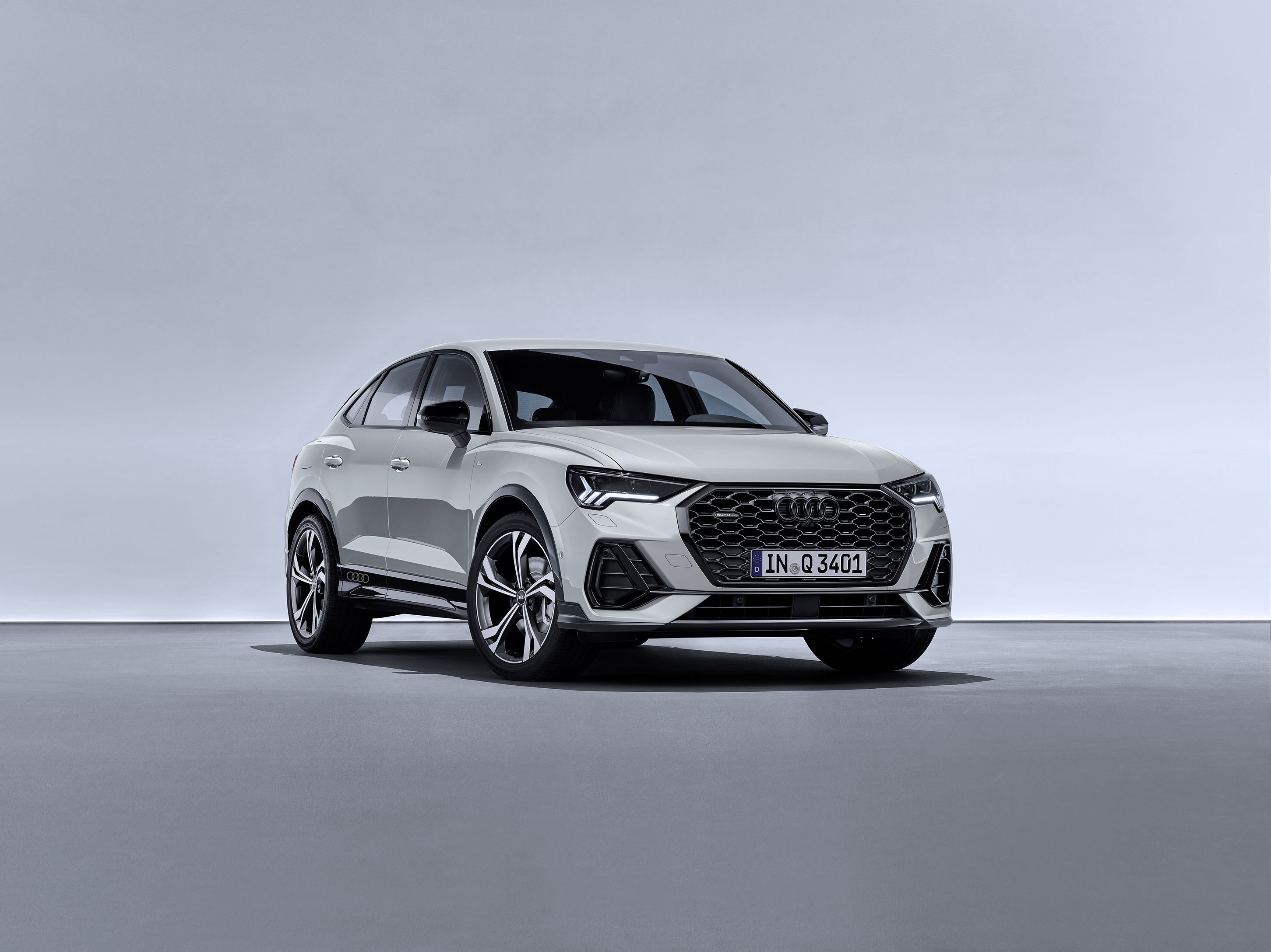 クーペスタイルがカッコいい！最高出力169kWの2.0TFSIエンジンを搭載したアウディのコンパクトSUV「Q3 Sportback」