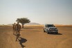 新型ランドローバー ディフェンダー、赤十字の協力のもとドバイ砂漠でテストを実施