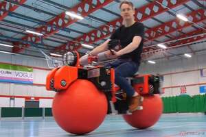 まるで漫画「DB」の世界!?　ホイールの代わりにボールで走るバイクをDIYした動画に反響