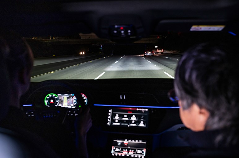 未来のヘッドライトが想像の斜め上。130万枚のマイクロミラーを使うアウディの新技術とは？