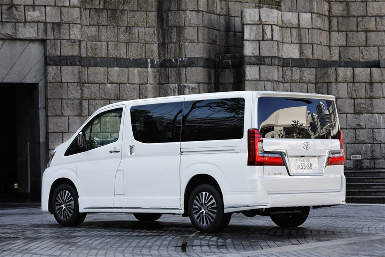 東京オリンピック用につくられた？ まるで小さい観光バス、新型「グランエース」試乗