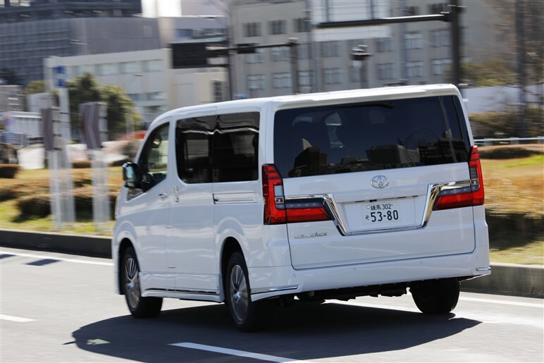 東京オリンピック用につくられた？ まるで小さい観光バス、新型「グランエース」試乗