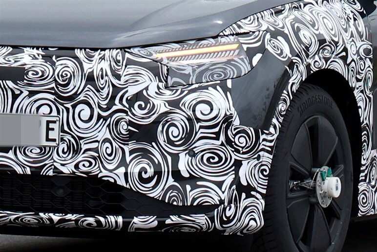 【何があった】牽引されてる？ 新型Q4スポーツバック「eトロン」の謎テスト。その衝撃の真相とは！