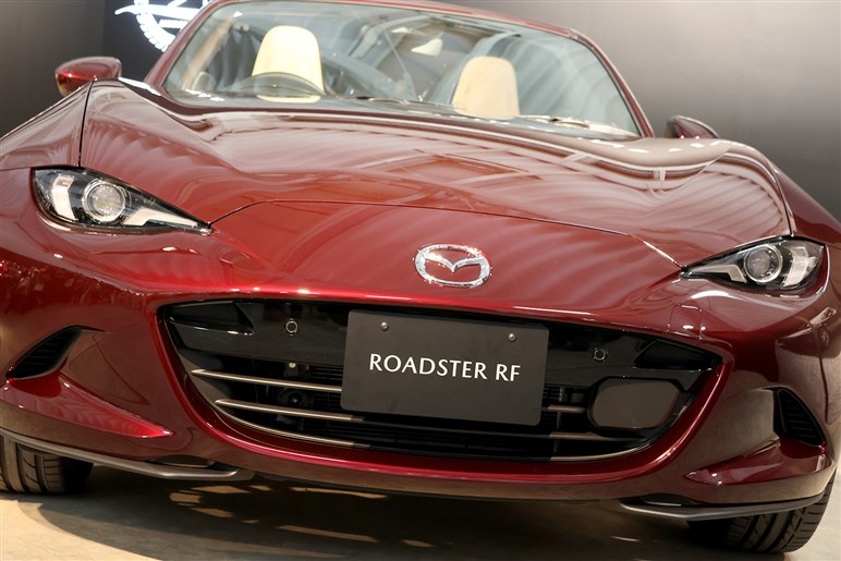 「ロードスター35周年車」にネットでは「渋い」「400万円でも安い」の賞賛も…マニアが辛辣評価のワケ
