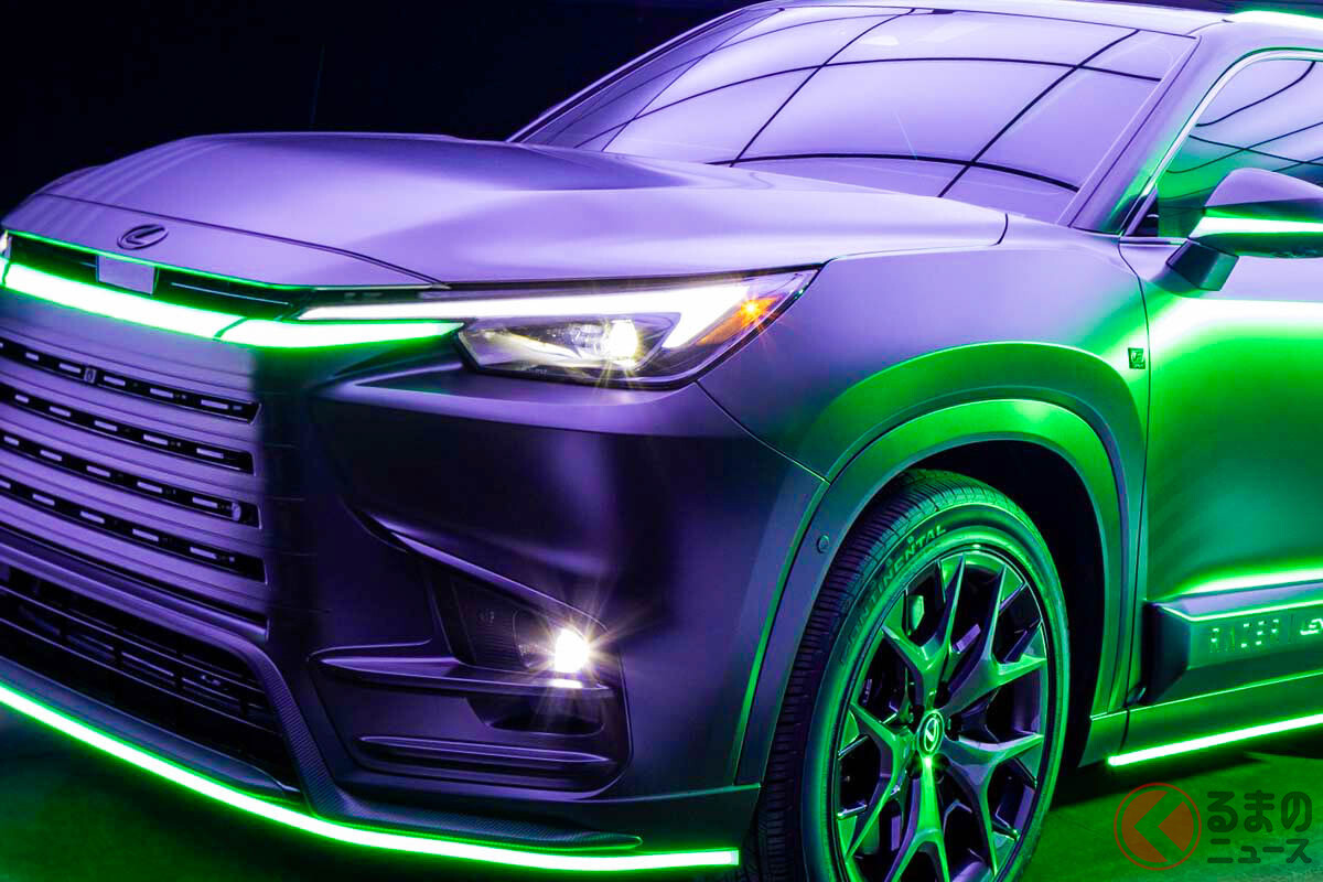 レクサス新型「“ギラギラ”3列SUV」初公開！ 斬新「光る内装」がめちゃオシャ！ 最大級SUV「TX」のRAZER仕様米で登場